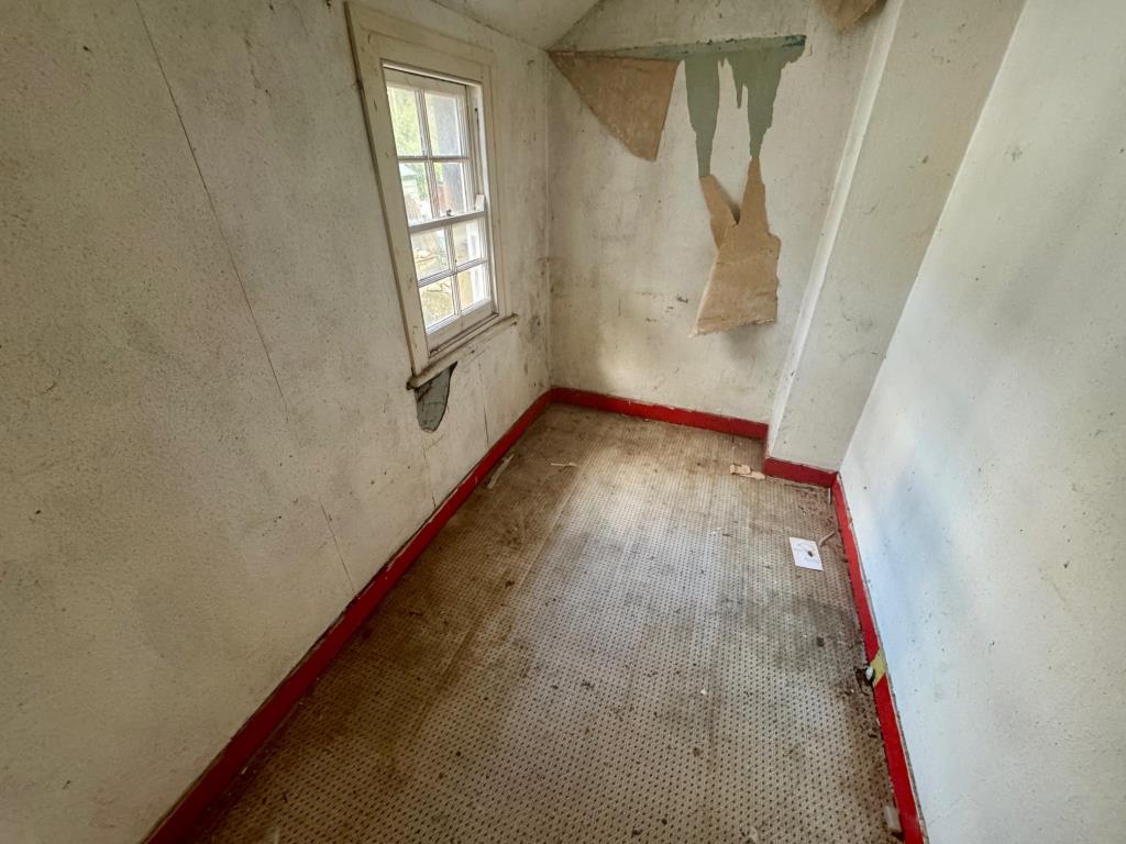 Lot: 132 - MID-TERRACE COTTAGE FOR IMPROVEMENT - Bedroom 3